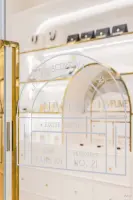 화이트와 골드가 만나는 럭셔리 향수 매장